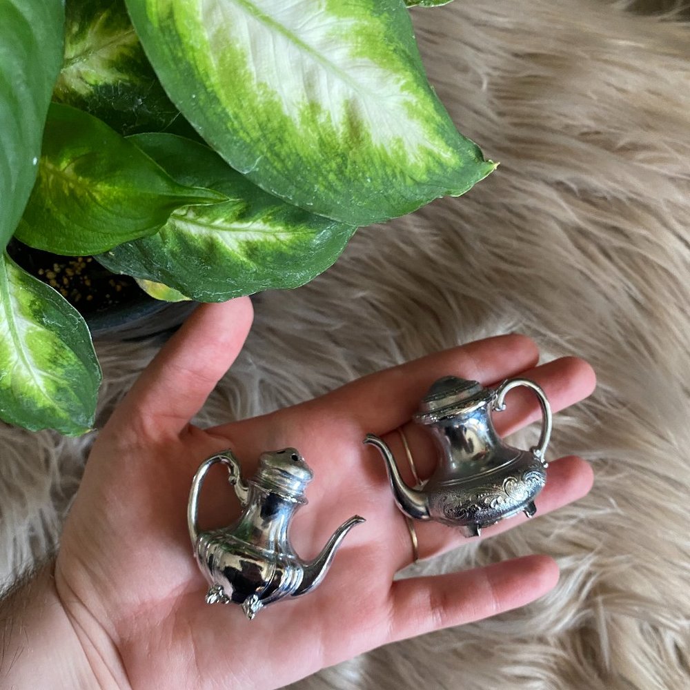 SOLD 🛒 Vintage Salt & Pepper Shakers